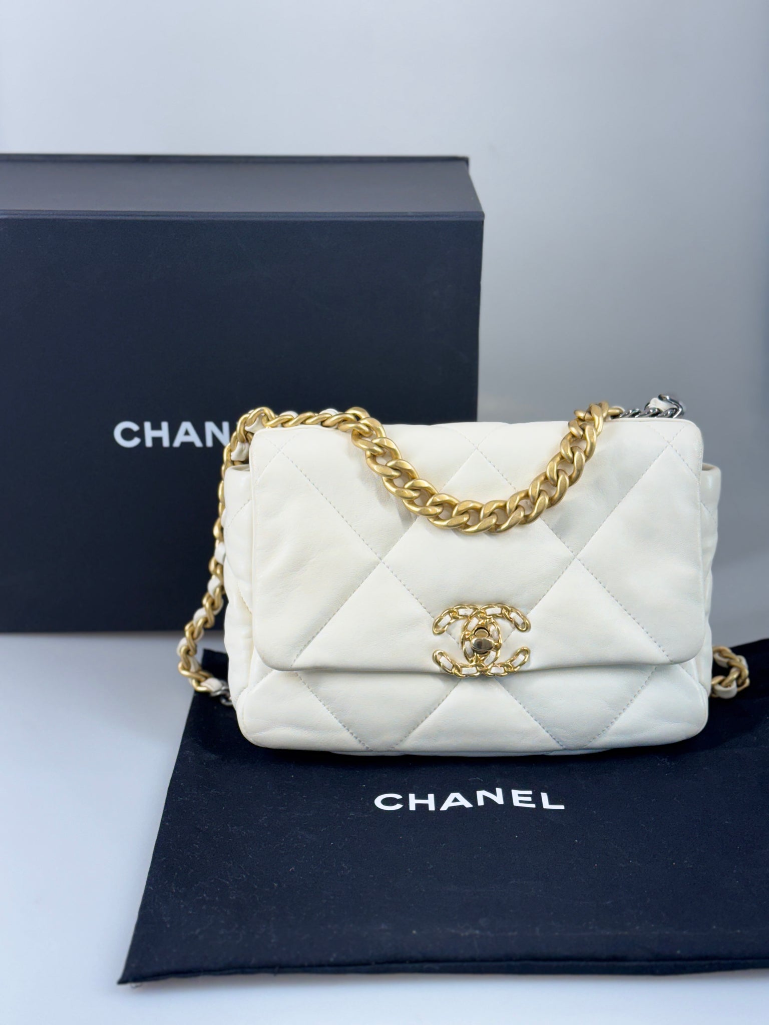 Chanel 19 medium väska SV14578